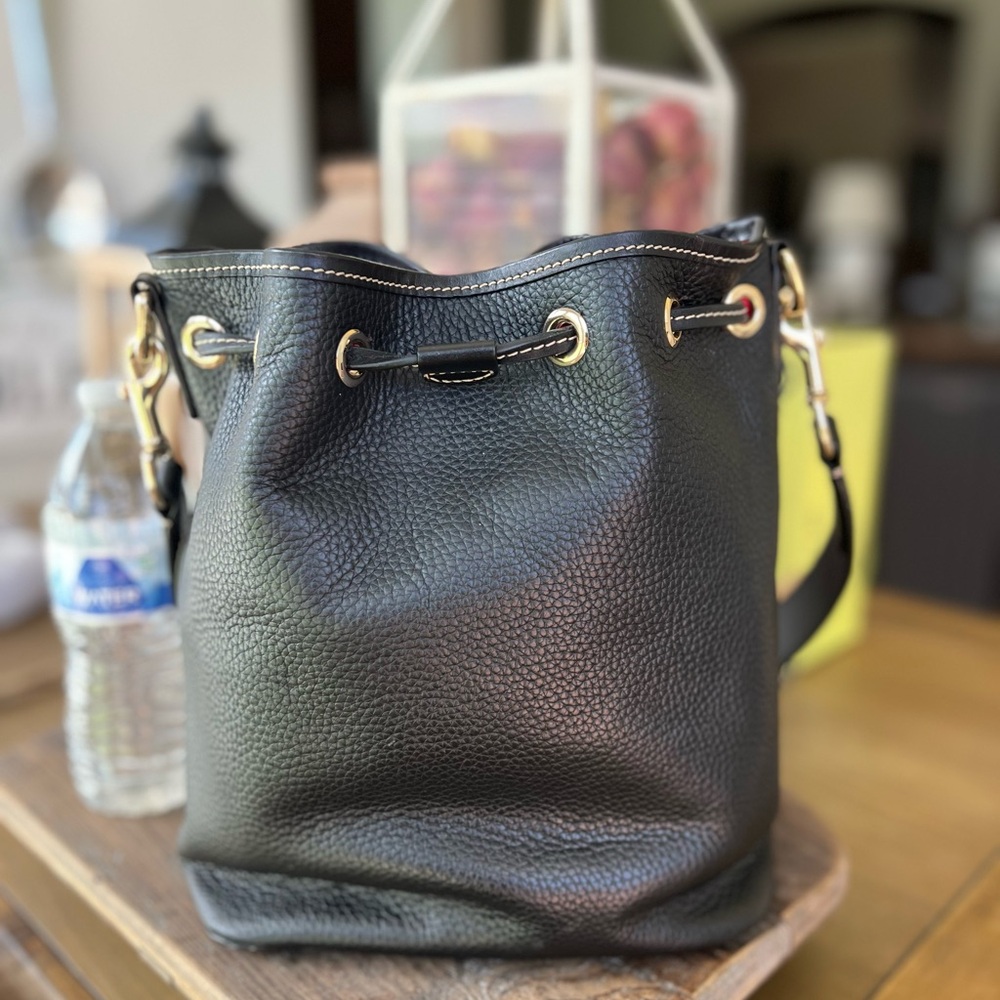 Black Dooney & Bourke Pebble Grain Drawstring EUC $79 - Picture 3 of 11
